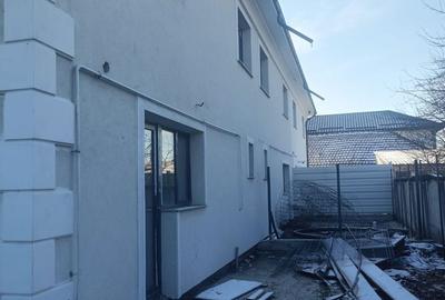 Casă cu 4 camere cu Teren 200 Mp în Central - 1