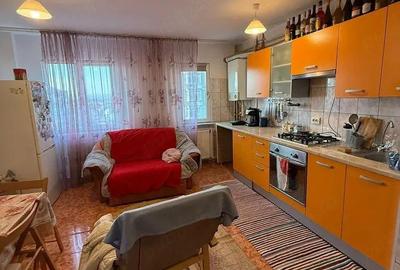 Apartament cu 3 camere semidecomandat în Central - 1