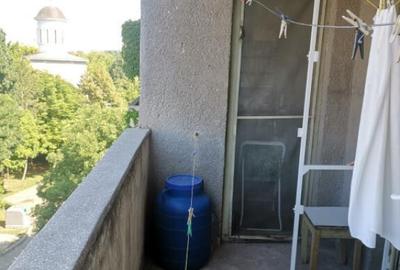 Apartament 3 camere, decomandat, 1 Mai vizavi de Spitalul Nr - 4