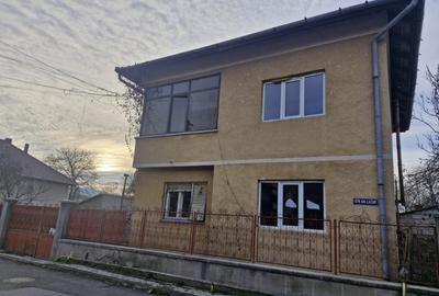 Casă cu 5 camere cu Canalizare în Central - 3