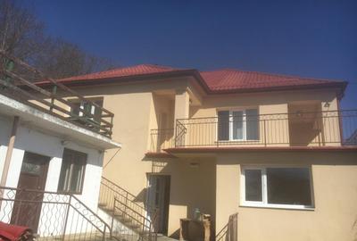 Casă cu 6 camere cu Teren 3000 Mp în Central - 1