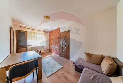 Apartament cu 2 camere semidecomandat, mobilat în Intim