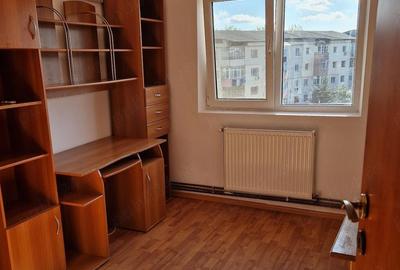 Apartament cu 3 camere decomandat în Micro 12