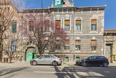 Casă individuală cu 15 camere cu Canalizare în Central