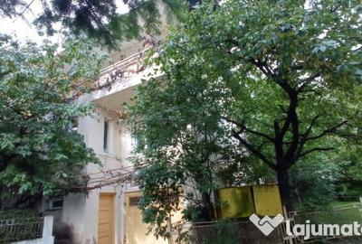 Casă cu 6 camere cu Teren 265 Mp în Central - 1