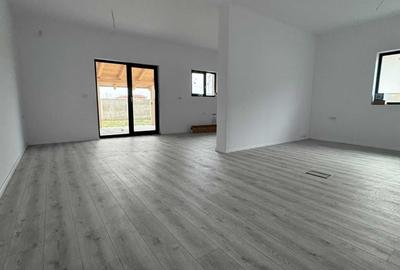 Casă cu 4 camere în Moșnița Nouă - 1