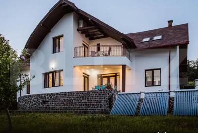 Casă cu 4 camere cu Teren 2456 Mp în Livezeni - 1