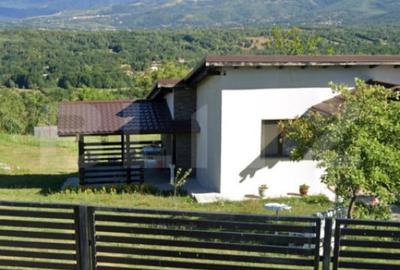Casă cu 3 camere cu Teren 5000 Mp în Central - 1