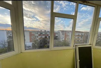 Vand apartament cu 3 camere, decomandat,cartier 1 Mai - 8