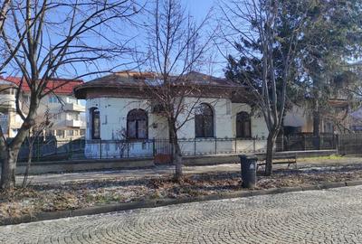 Casă cu 4 camere cu Teren 435 Mp în Central - 1