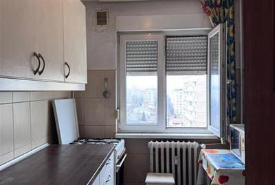 Apartament cu 3 camere semidecomandat în Obor