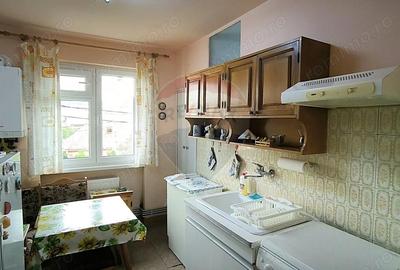 Apartament cu 3 camere semidecomandat în Central - 1