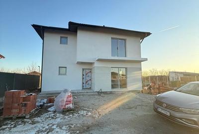 Casă cu 4 camere cu Teren 500 Mp în Central - 1