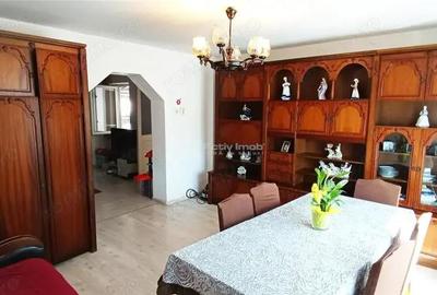 MOLDOVA NOUA, zona centrala, Casa 4 camere, 2 bai si garaj - 1