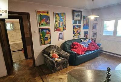 Vand apartament 4 camere etajul 1 zona Micro 4 - 5