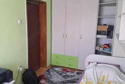 Apartament 3 camere, zona Cina, etaj intermediar