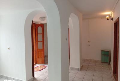 Casă cu 6 camere cu Teren 843 Mp în Livada - 5