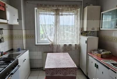 Apartament cu 4 camere decomandat în Simeria - 1