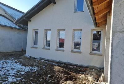 Vand vila Parter , str Apateului -Sinmartin, SC-240 mp , teren 668 mp , garaj , utilitati , trifazic - 9