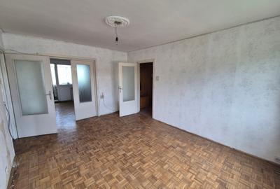Apartament cu 3 camere semidecomandat în Micro I - 8