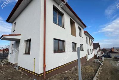 Casă individuală cu 4 camere cu Canalizare în Șura Mică