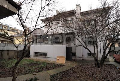 Casă individuală cu 10 camere cu Canalizare în Domenii - 1