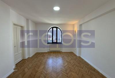 Casă individuală cu 8 camere cu Canalizare în Capitale