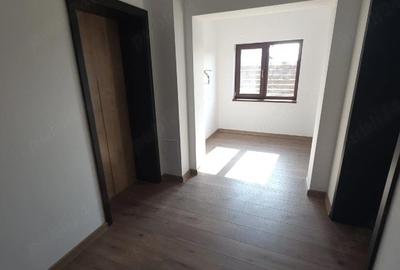 Casă cu 4 camere cu Teren 1100 Mp în Central - 1