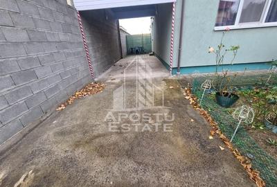 Casa, 4 camere,  3 locuri de parcare, zona Sagului - 22