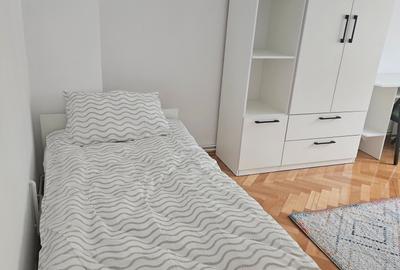 Se inchirieaza,in 7 Noiembrie,apartament cu 3 camere,etajul 1,mobilat si utilat. Se inchirieaza,in 7 Noiembrie,apartament cu 3 camere,etajul 1,mobilat si utilat. - 3