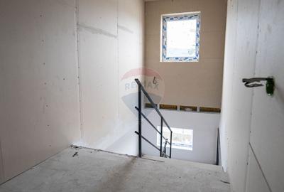 Spațiu industrial, de 1,800 mp, în Est - 14