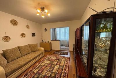 Apartament cu 3 camere decomandat, mobilat în Tractorul