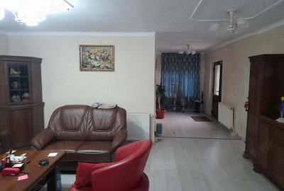 O resedinta spatioasa cu 2375mp de teren si hala de productie in suprafata de 800mp - 2