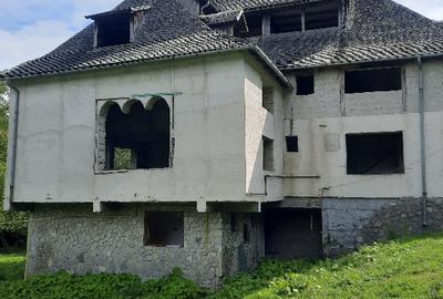 Casă cu 6 camere cu Teren 2340 Mp în Central - 2