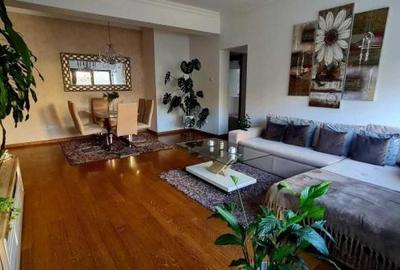 Apartament cu 4 camere, mobilat în Victoriei