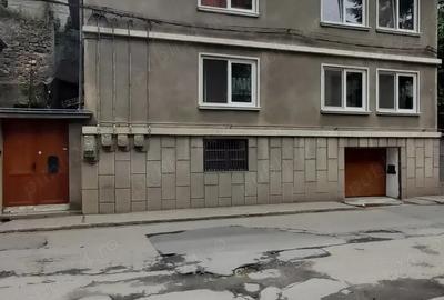 Vind casa cu etaj in centru Resita - 1