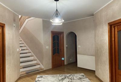 Casă cu 4 camere în Central