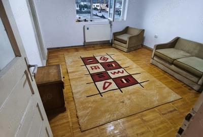 Apartament cu 3 camere semidecomandat în Molid - 1