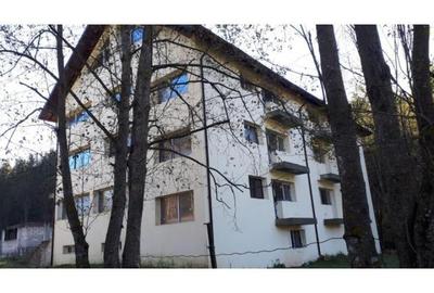 Casă cu 30 camere cu Teren 2639 Mp în Măneciu - 1