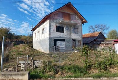 Casa la rosu de vanzare in Caiuti, Bacau Casa la rosu de vanzare in Caiuti, Bacau - 1
