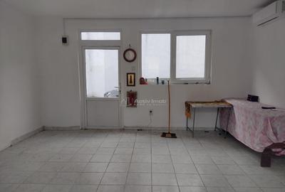 Spațiu comercial, de 40 mp, în Central - 3