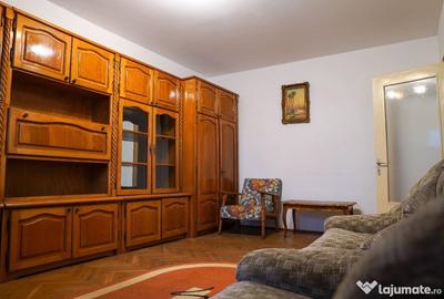 Apartament cu 4 camere decomandat în Cina