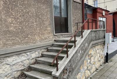 Apartament cu 3 camere semidecomandat în Central - 1