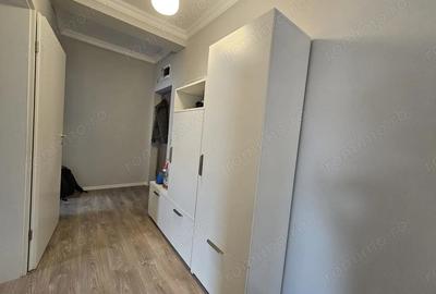 Apartament cu 3 camere semidecomandat în Girocului