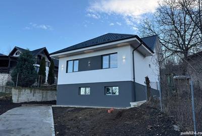 Casă cu Teren 1370 Mp în Teișani - 1