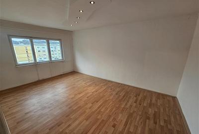 Apartament cu 3 camere decomandat în Micro IV - 29