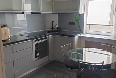 Apartament cu 3 camere semidecomandat, mobilat în Dacia