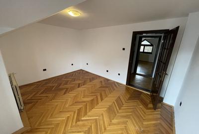 Casă individuală cu 6 camere cu Canalizare în Circumvalațiunii - 31