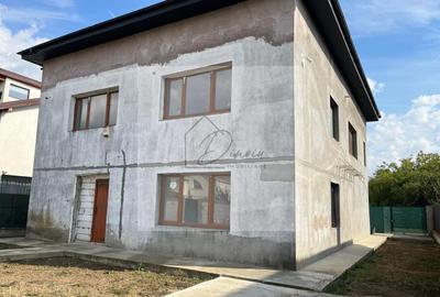 Casă individuală cu 7 camere cu Canalizare în Central