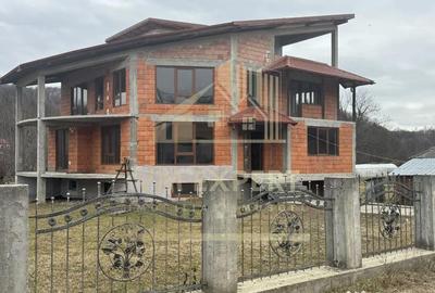 Casă cu 7 camere cu Teren 1654 Mp în Bughea de Jos - 1
